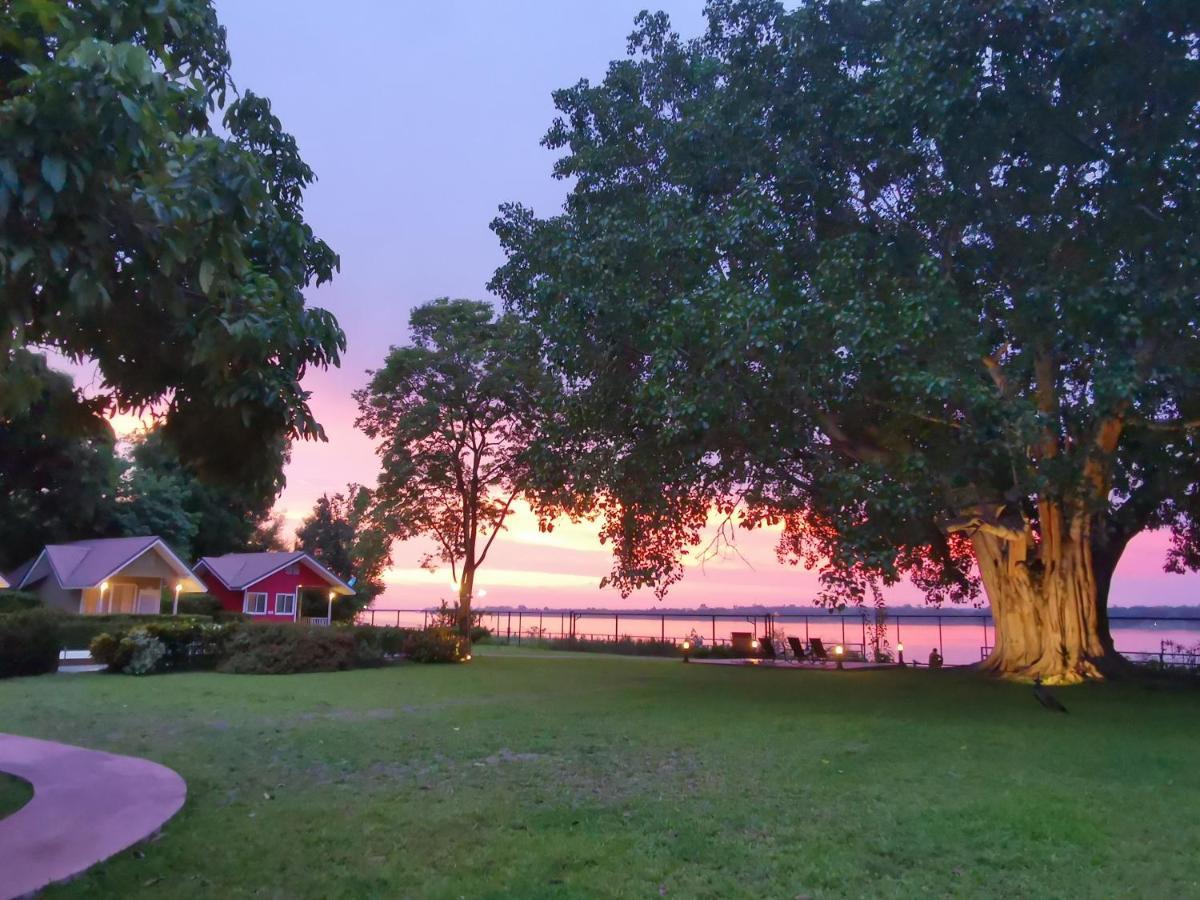 Bo Tree Cottage On The River Mukdahan Bagian luar foto