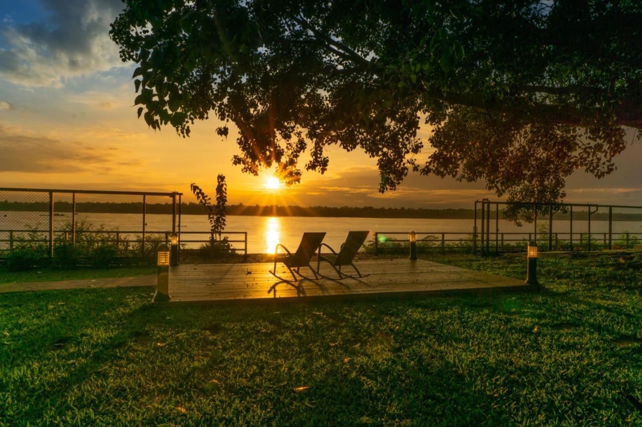 Bo Tree Cottage On The River Mukdahan Bagian luar foto